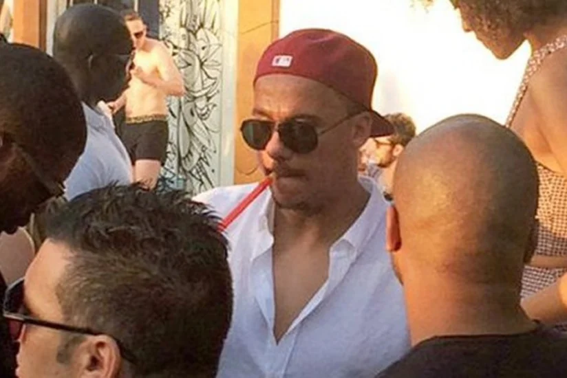 İngiltərə Premyer Liqasında çıxış edən 2 futbolçu qəlyan və siqaretlə yaxalanıb