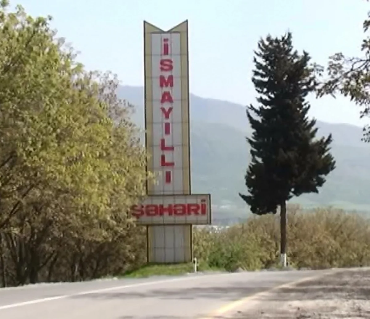 В Исмаиллы перевернулся автомобиль