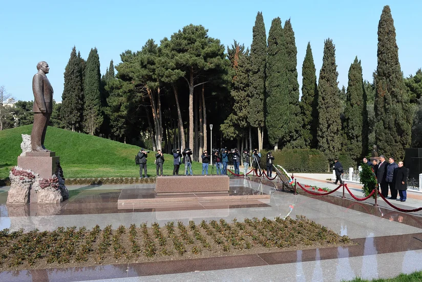 Azərbaycan idman ictimaiyyətinin nümayəndələri ​Fəxri xiyabanı ziyarət ediblər - FOTO