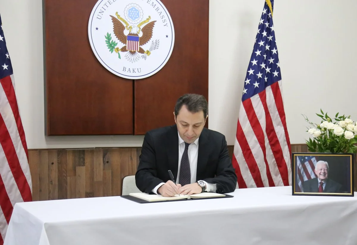 Эльнур Мамедов оставил запись в книге соболезнований посольства США