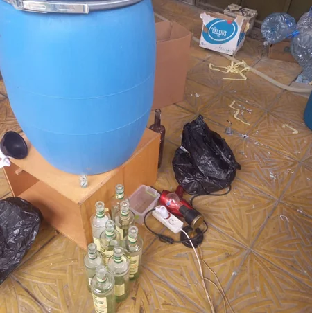 Gəncədə yaşayış evində saxta alkoqollu içkilərin istehsal edildiyi müəyyənləşib
