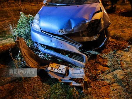 Bakıda “Prius” əvvəlcə dirəyə, daha sonra keçidə çırpılıb