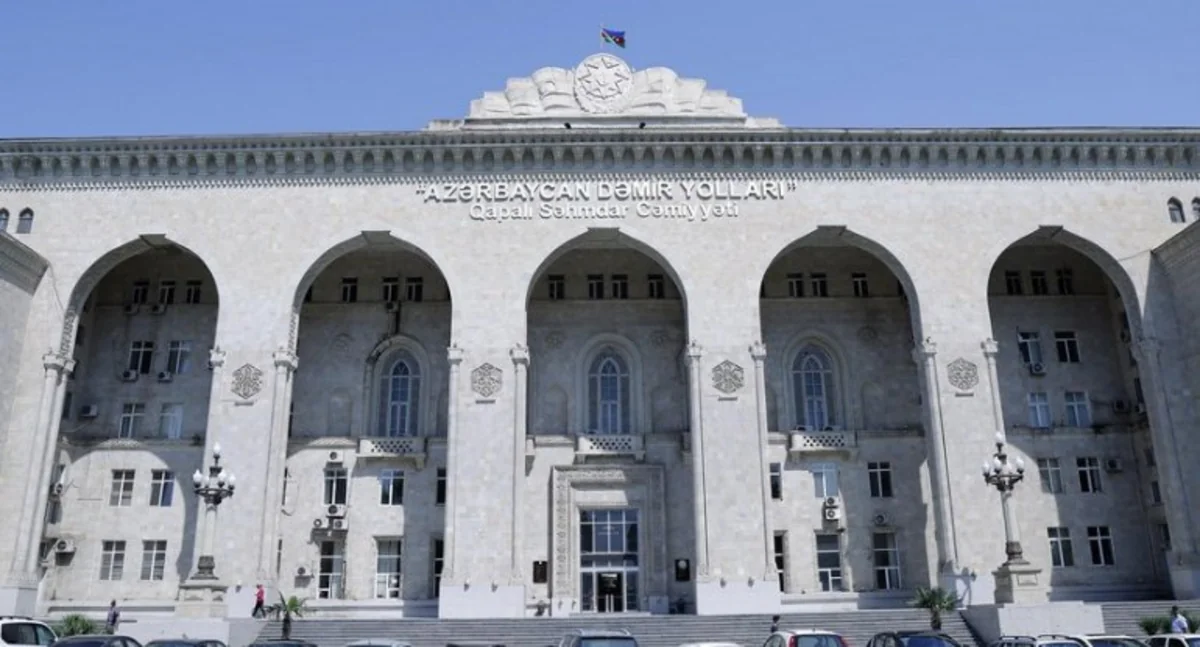 Avtomobil dəmiryol keçidində qatara çırpılıb, xəsarət alanlar var