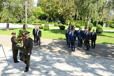 XİN başçısı “Xorvat qurbanlarının səsi – Ağrı divarı” abidəsini ziyarət edib