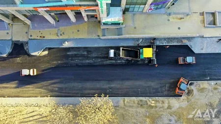 Bakının Bəsti Bağırova küçəsində asfaltlanma işləri aparılır
