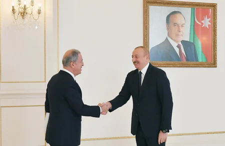 Президент Ильхам Алиев принял Хулуси Акара