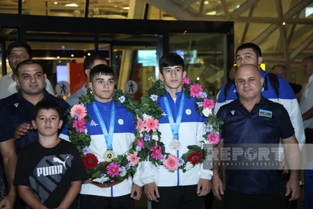 Dünya çempionatında uğurlu çıxış edən Azərbaycanın yunan-Roma güləşçiləri Vətənə qayıdıblar