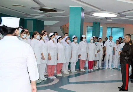 Zakir Həsənov hospitalda müalicə olunan hərbçilərlə görüşüb