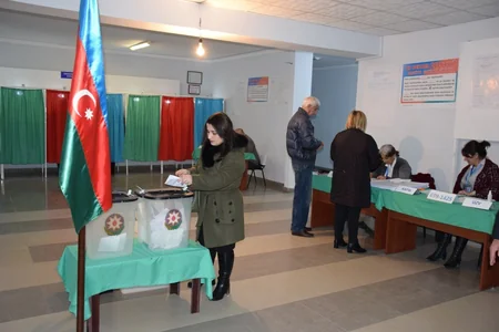 Azərbaycanın ən yaşlı seçicisi seçki məntəqəsinə gələrək səs verib - VİDEO - YENİLƏNİB
