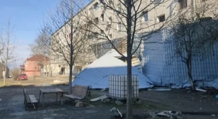 В Гяндже ветер разрушил кровлю здания