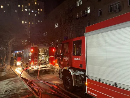 Bakıda hündürmərtəbəliyə bitişik konstruksiyada yanğın olub