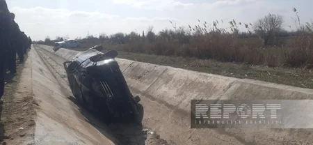 İmişlidə iki avtomobil toqquşaraq aşıb, xəsarət alanlar var