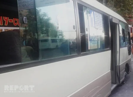 Gəncədə sərnişin daşıyan avtobus qəzaya uğrayıb - FOTO
