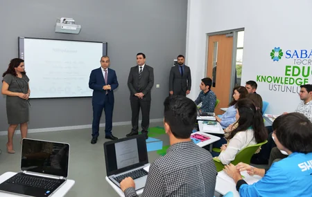 Təhsil naziri SABAH qrupları üçün yaradılan auditoriyada Açıq dərsi izləyib