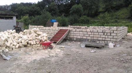 Polis rəisi sakinin evini təmir etdirib