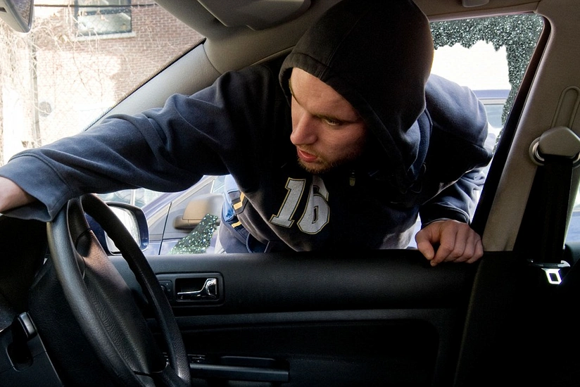 В Баку из автомобиля украли 10 тыс. манатов