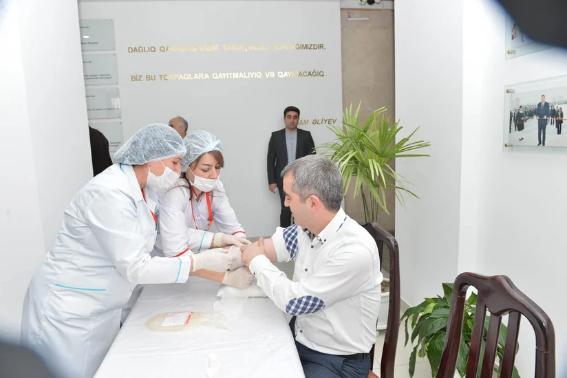 Qaçqınkomun 100 əməkdaşı hərbçilərə qan verib