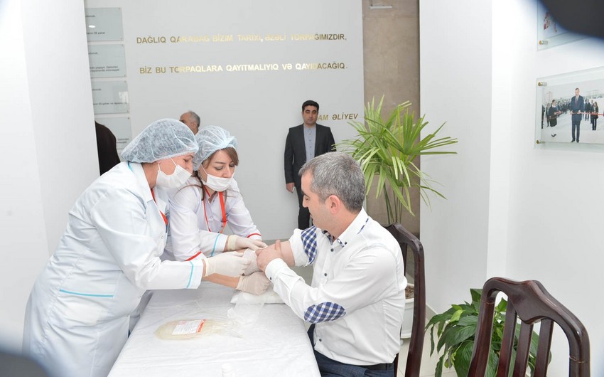 Qaçqınkomun 100 əməkdaşı hərbçilərə qan verib