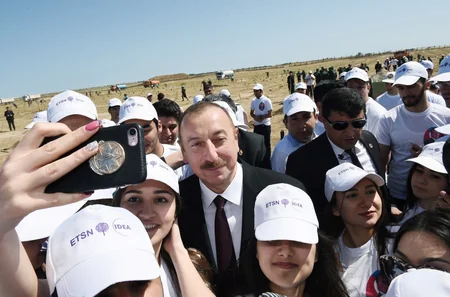 Президент Ильхам Алиев принял участие в акции по посадке деревьев, посвященной дню рождения великого лидера Гейдара Алиева