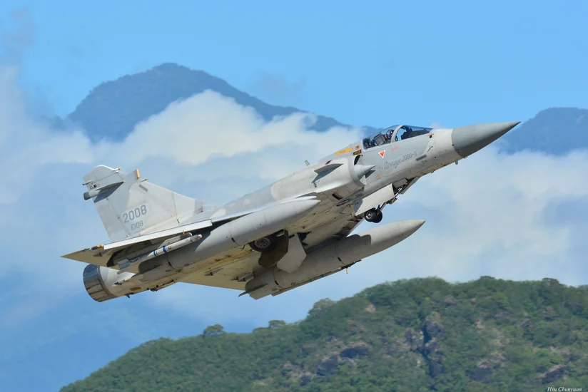 Taiwan sends up fighters as Chinese warplanes cross strait's median line