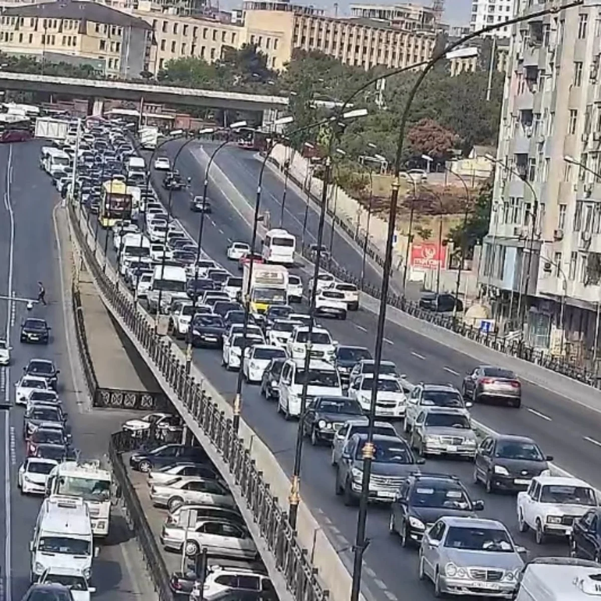 Bakının bir sıra yollarında sıxlıq var - SİYAHI