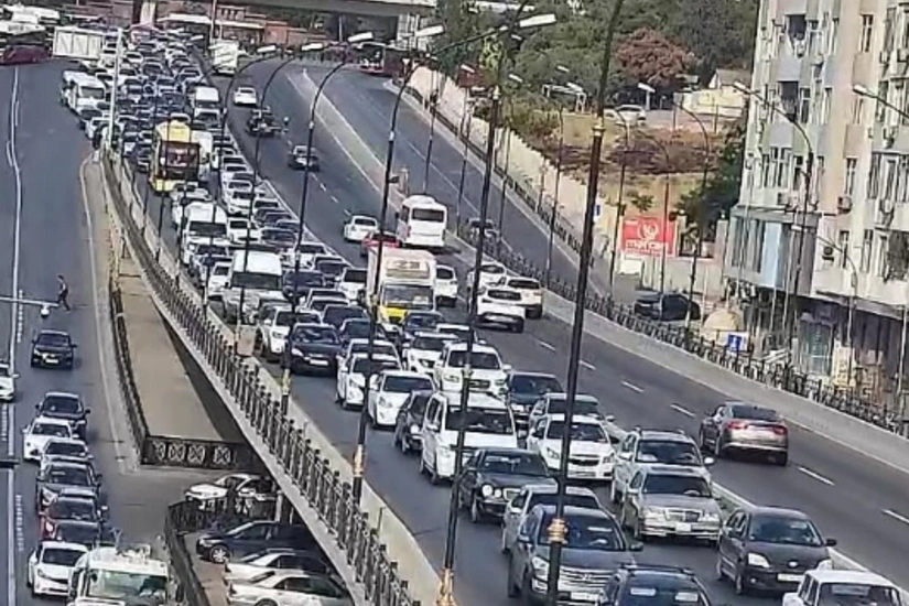 Bakının bir sıra yollarında sıxlıq var - SİYAHI