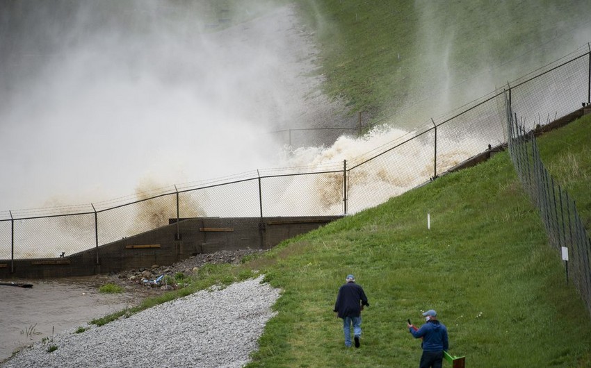 Over 40,000 people at risk after two dams fail in US - VIDEO