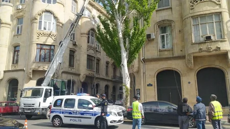 Bakıda tarixi binanın üzərində tikilən mansard sökülür