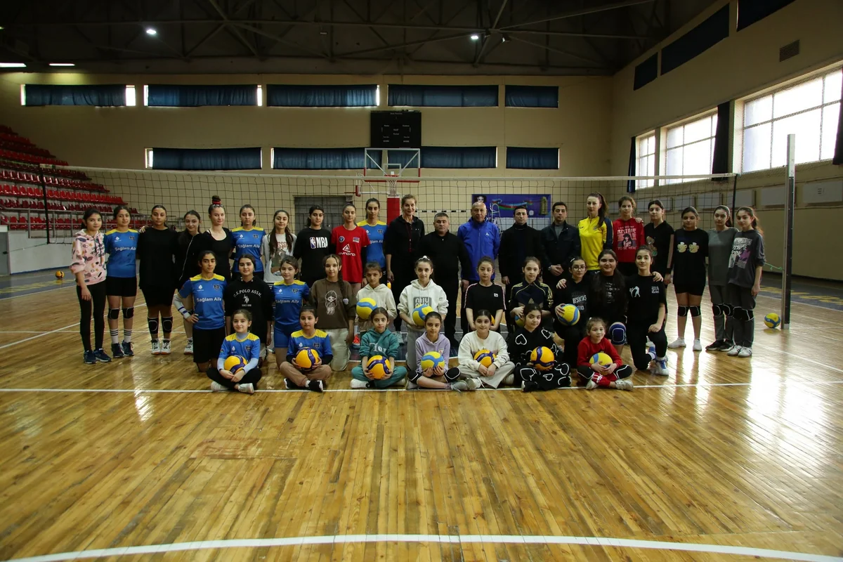 Azərbaycan millisinin baş məşqçisi Gəncədə yeniyetmə və gənc voleybolçularla görüşüb