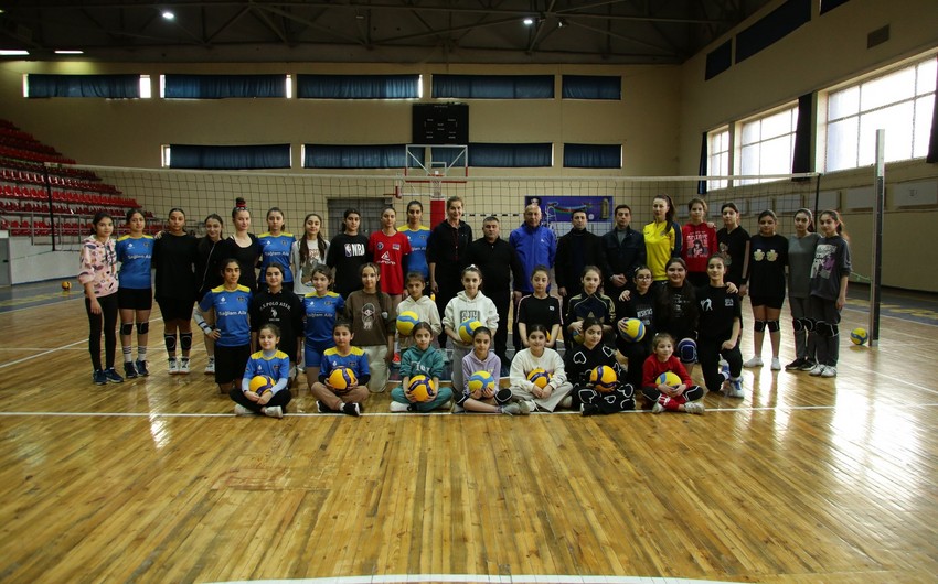 Azərbaycan millisinin baş məşqçisi Gəncədə yeniyetmə və gənc voleybolçularla görüşüb