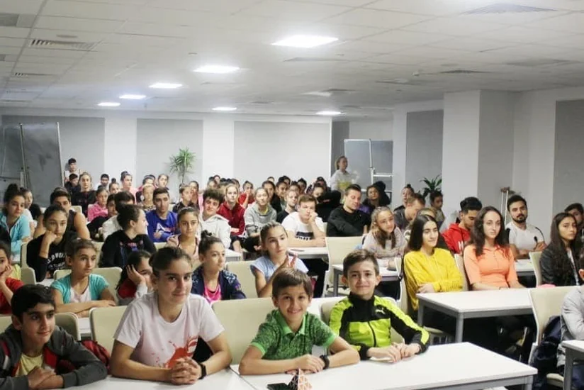 AMADA gimnastika və stolüstü tennislə məşğul olan idmançılar üçün seminar təşkil edib