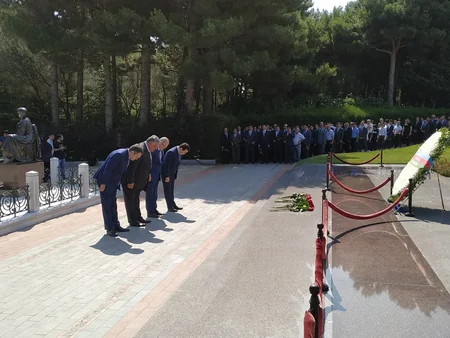 Gənclər və İdman Nazirliyinin əməkdaşları Fəxri Xiyabanı ziyarət edib