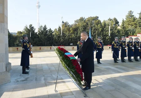 Prezident İlham Əliyev 20 Yanvar şəhidlərinin əziz xatirəsini yad edib - FOTO