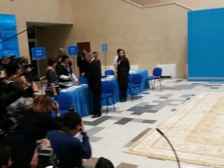 ​Nursultan Nazarbayev prezident seçkilərində səs verib - FOTO