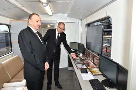 Prezident İlham Əliyev paytaxta gətirilən yeni metro qatarlarında yaradılan şəraitlə tanış olub