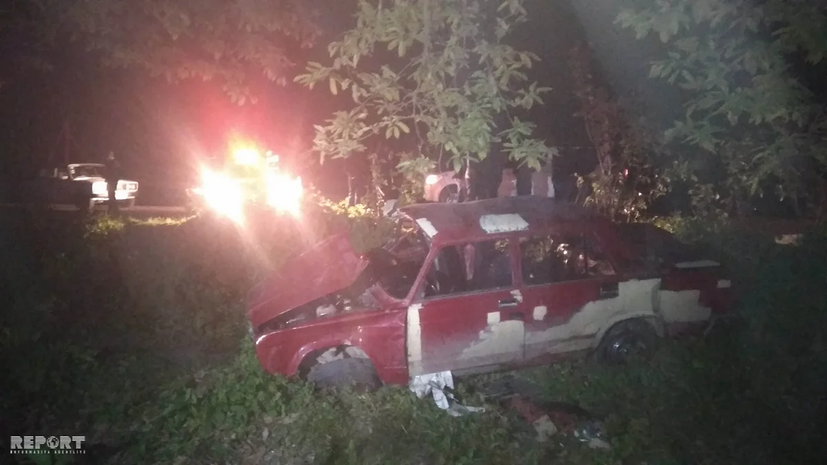 Masallıda maşın yoldan çıxaraq dərəyə düşüb, 4 nəfər yaralanıb - FOTO