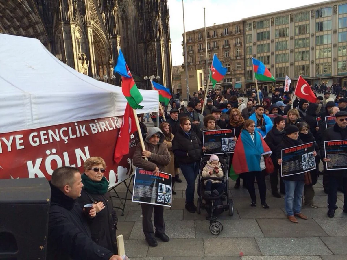 ​Azərbaycanlılar Kölnün mərkəzi meydanında etiraz aksiyası keçirib