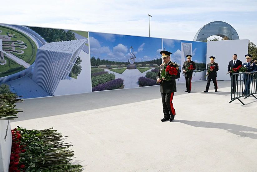 Министр обороны посетил Парк Победы и II Аллею почетного захоронения