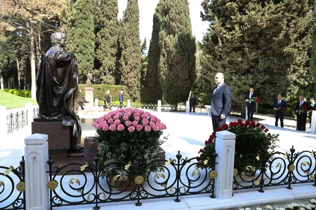 Səhiyyə Nazirliyinin rəhbərliyi akademik Zərifə Əliyevanın xatirəsini yad edib