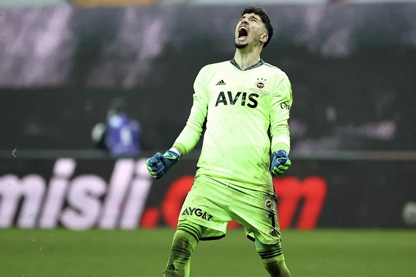 Голкипер Фенербахче может пропустить матчи ЕВРО в Баку