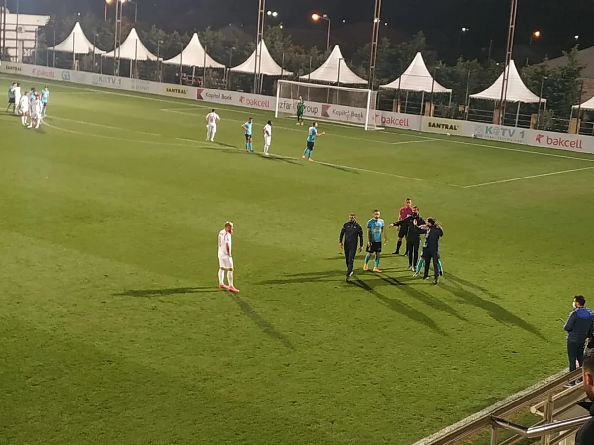 Zirə - Keşlə oyununda insident: Rəşad Sadıqov və futbolçusu qırmızı vərəqə aldı