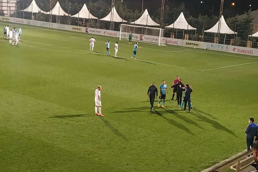 Zirə - Keşlə oyununda insident: Rəşad Sadıqov və futbolçusu qırmızı vərəqə aldı