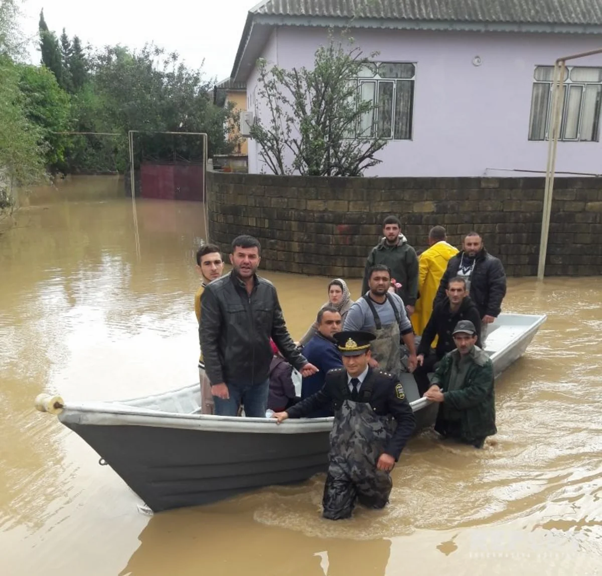 Astarada sel xəbərdarlığına məhəl qoymayan 60 ailə təhlükə ilə üzləşib - RƏSMİ