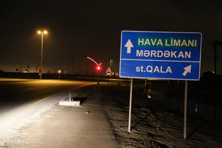 Bakıda minik avtomobili qatarla toqquşub, xəsarət alanlar var - FOTO