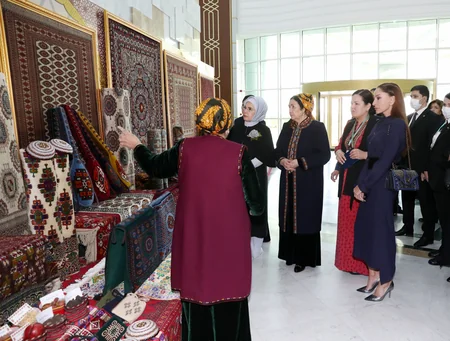 Mehriban Əliyeva Türkmənbaşı şəhərində təsviri və dekorativ sənət əsərlərindən ibarət sərgilərlə tanış olub