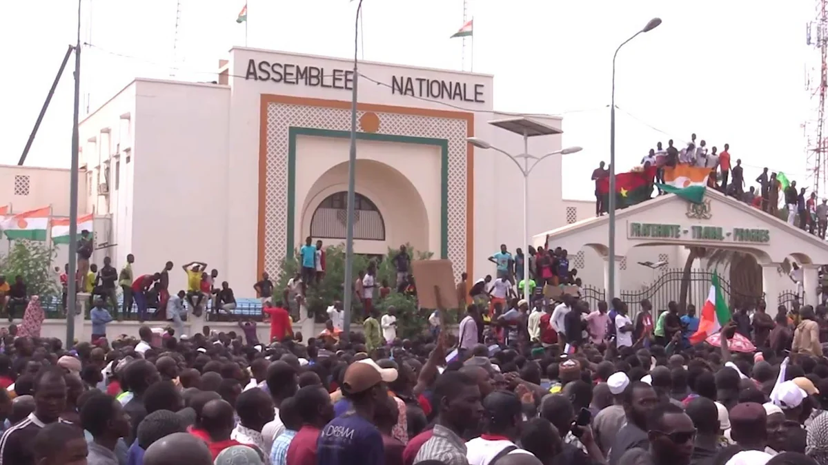 Rebels in Niger open airspace to commercial flights