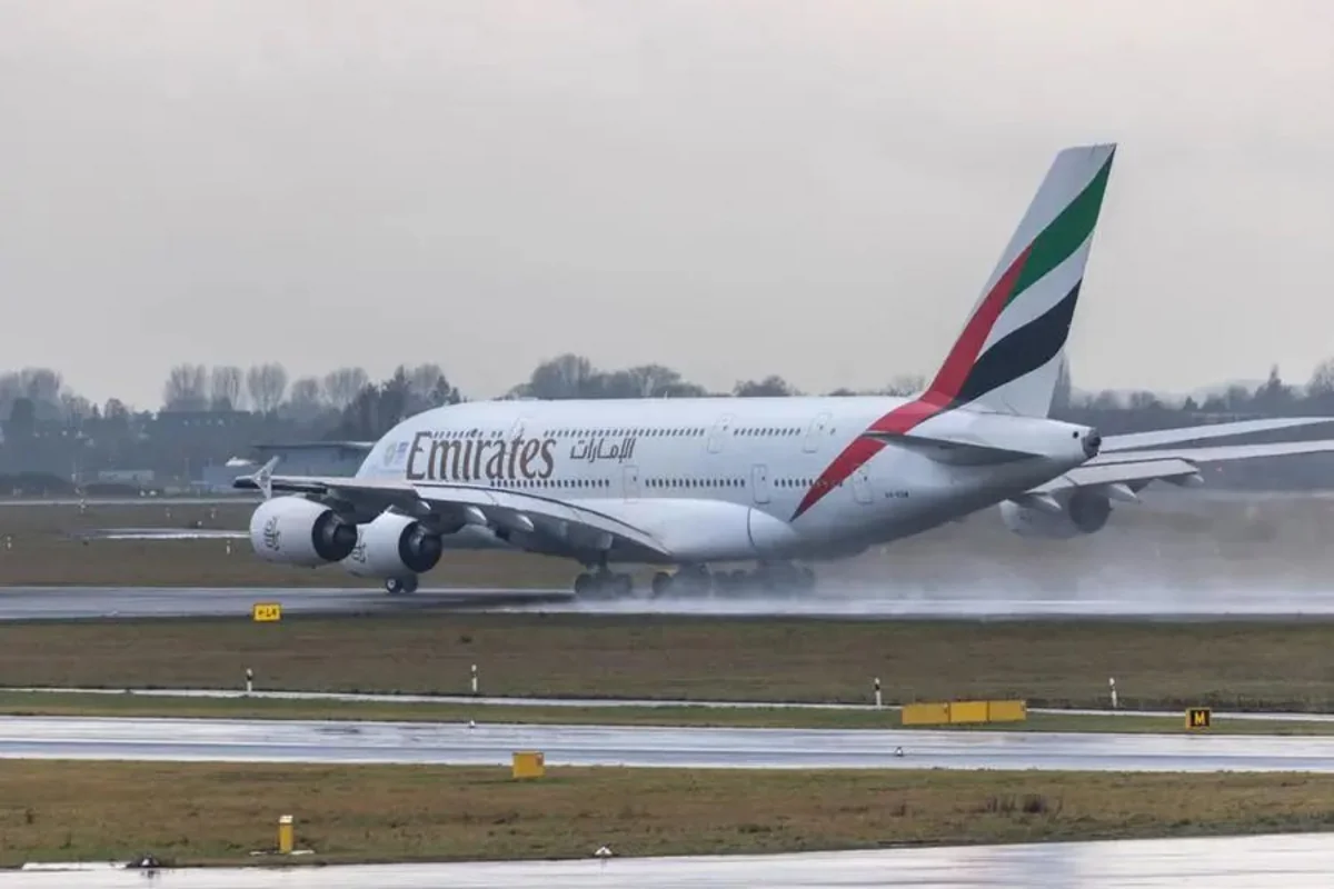Emirates приостановило регистрацию вылетающих из аэропорта Дубая из-за погоды