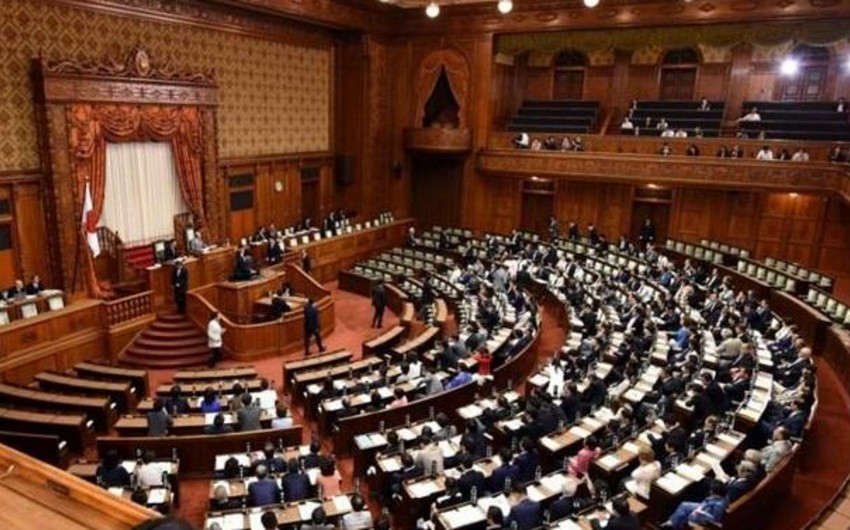 Yaponiyanın hakim partiyası parlamentdəki yerlərin yarısından çoxunu əldə edib