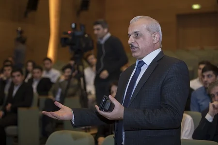 SOCAR-ın daxili təqaüdünü qazanmış tələbələrə plastik kartlar təqdim olundu