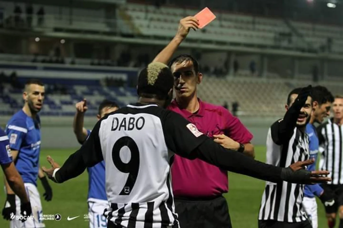 Neftçi Sabahla görüşdə hakimlərin idarəçiliyindən narazı qalıb